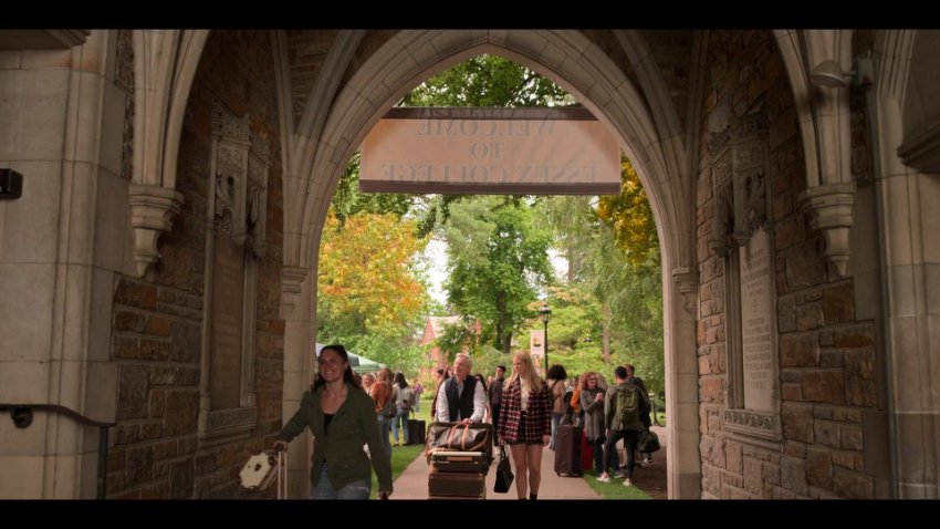 @Hdrare The Sex Lives of College Girls S01 E01.mp4